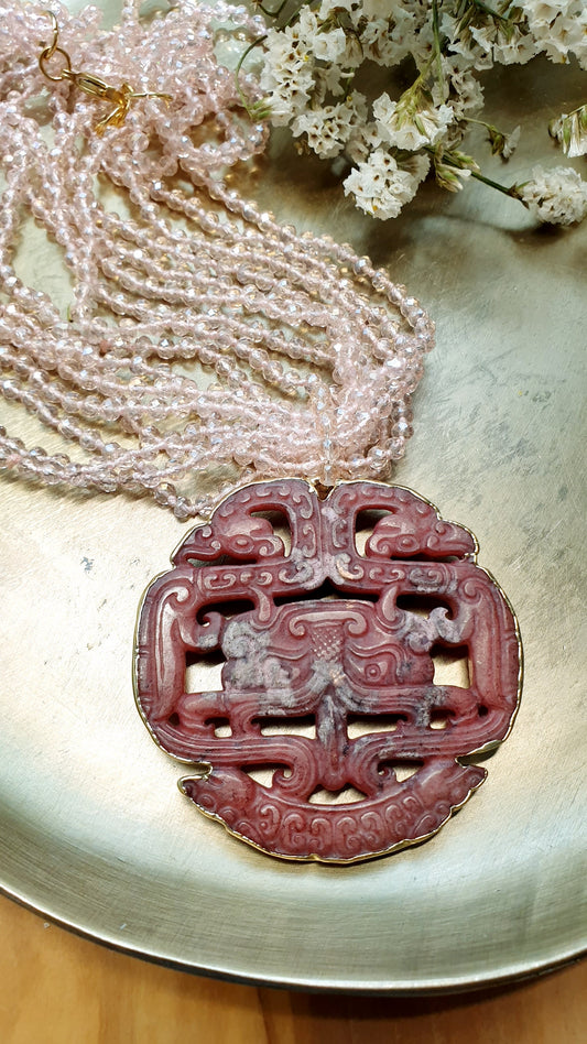 Collana giada intagliata e cristallini