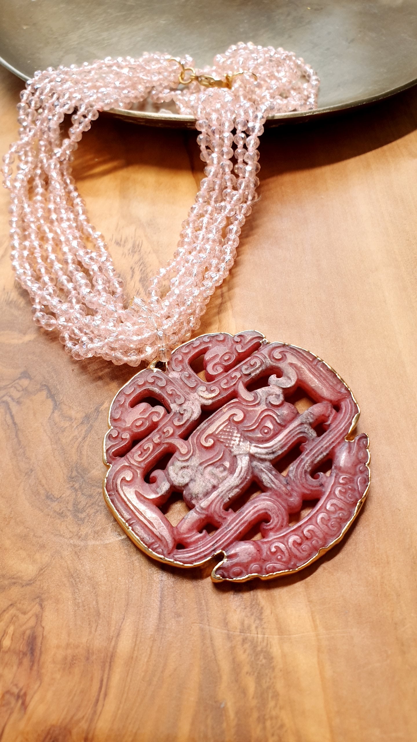 Collana giada intagliata e cristallini