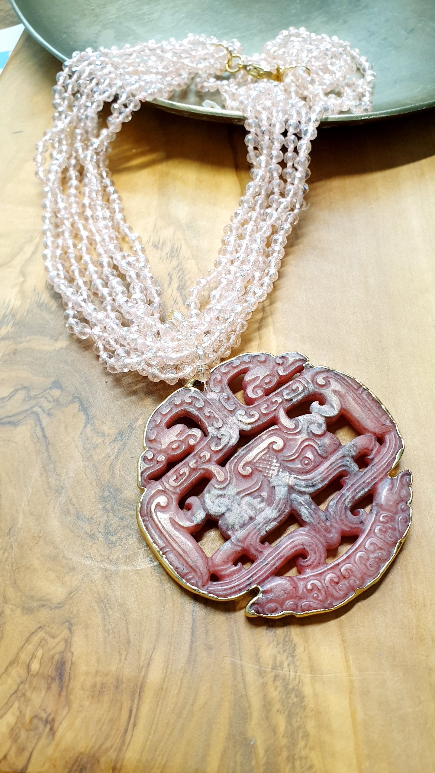Collana giada intagliata e cristallini