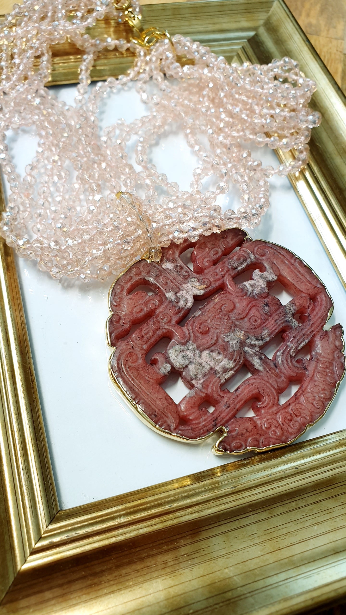 Collana giada intagliata e cristallini