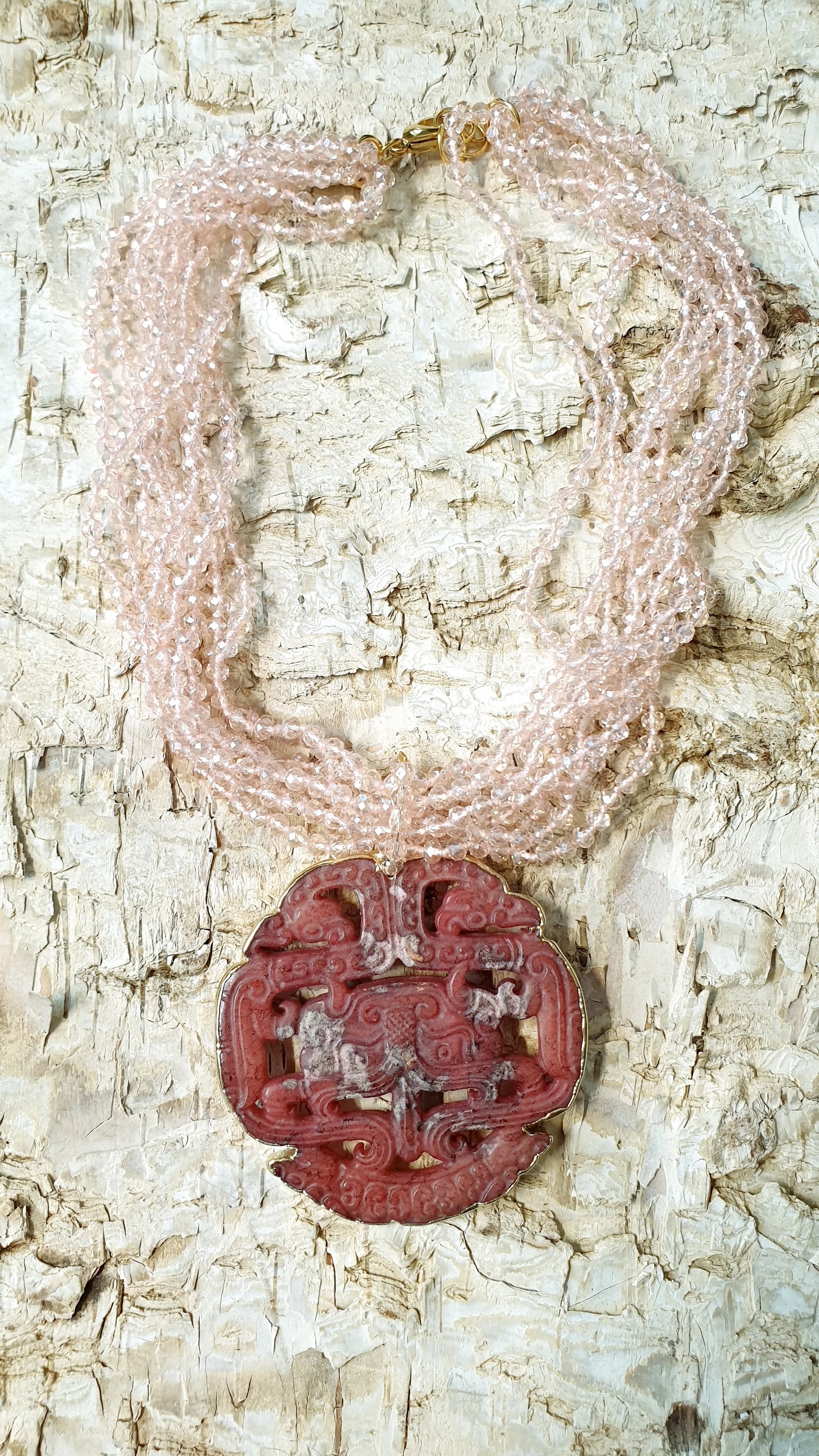Collana giada intagliata e cristallini