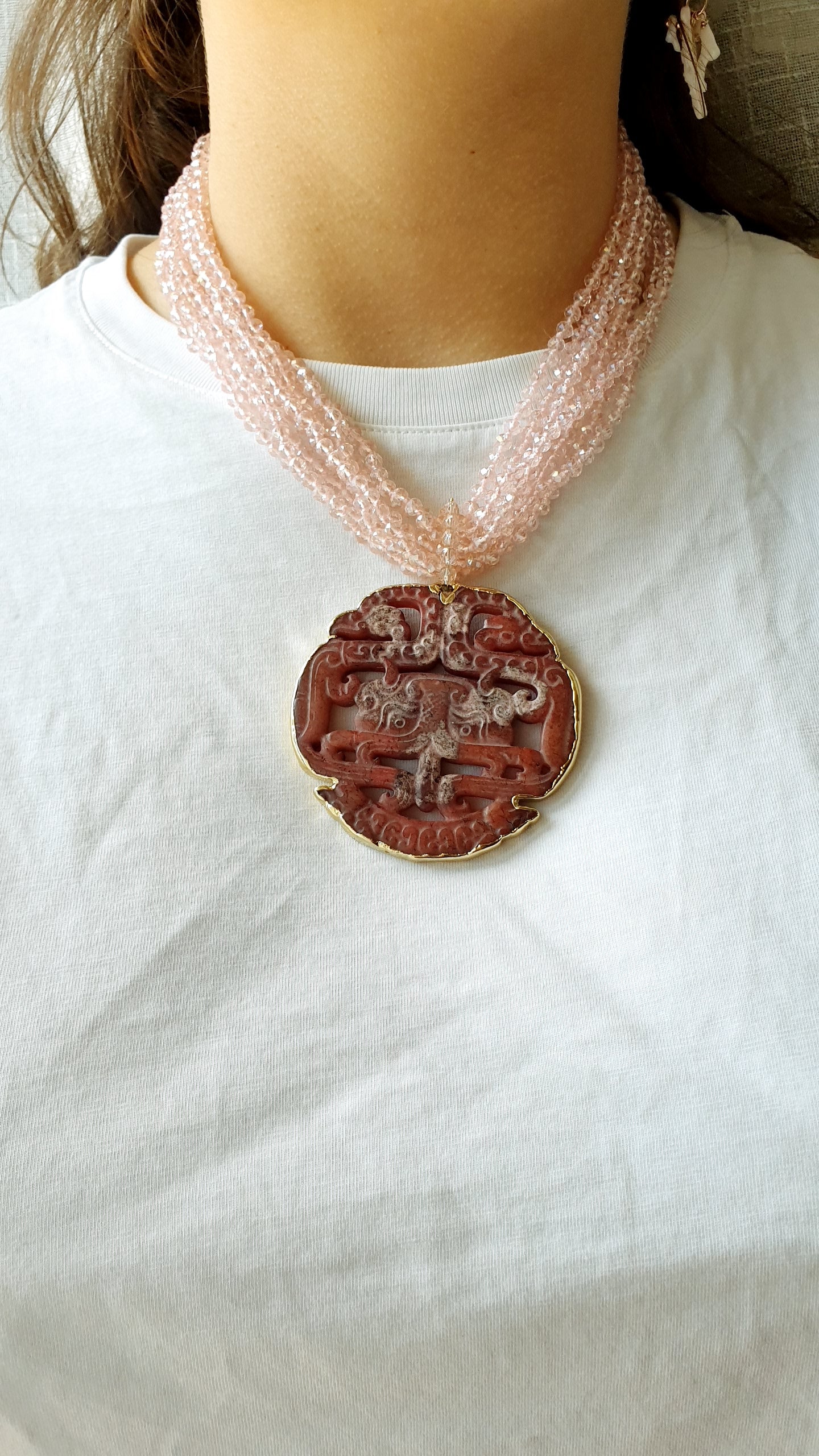 Collana giada intagliata e cristallini