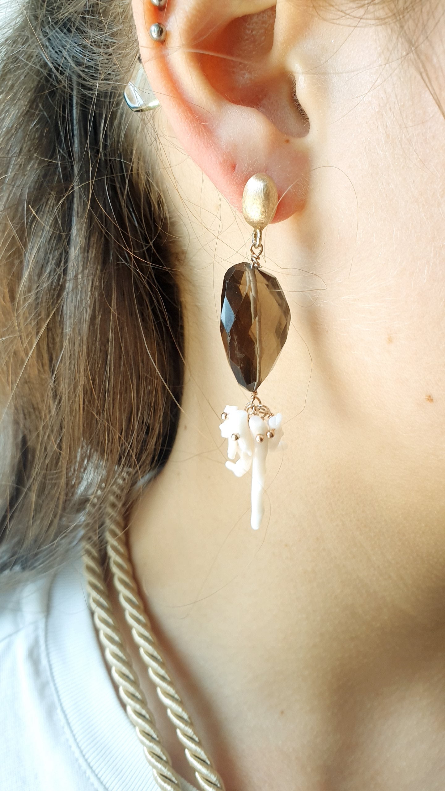 Orecchini in argento com cammeo, corallo bianco, quarzo fumo.