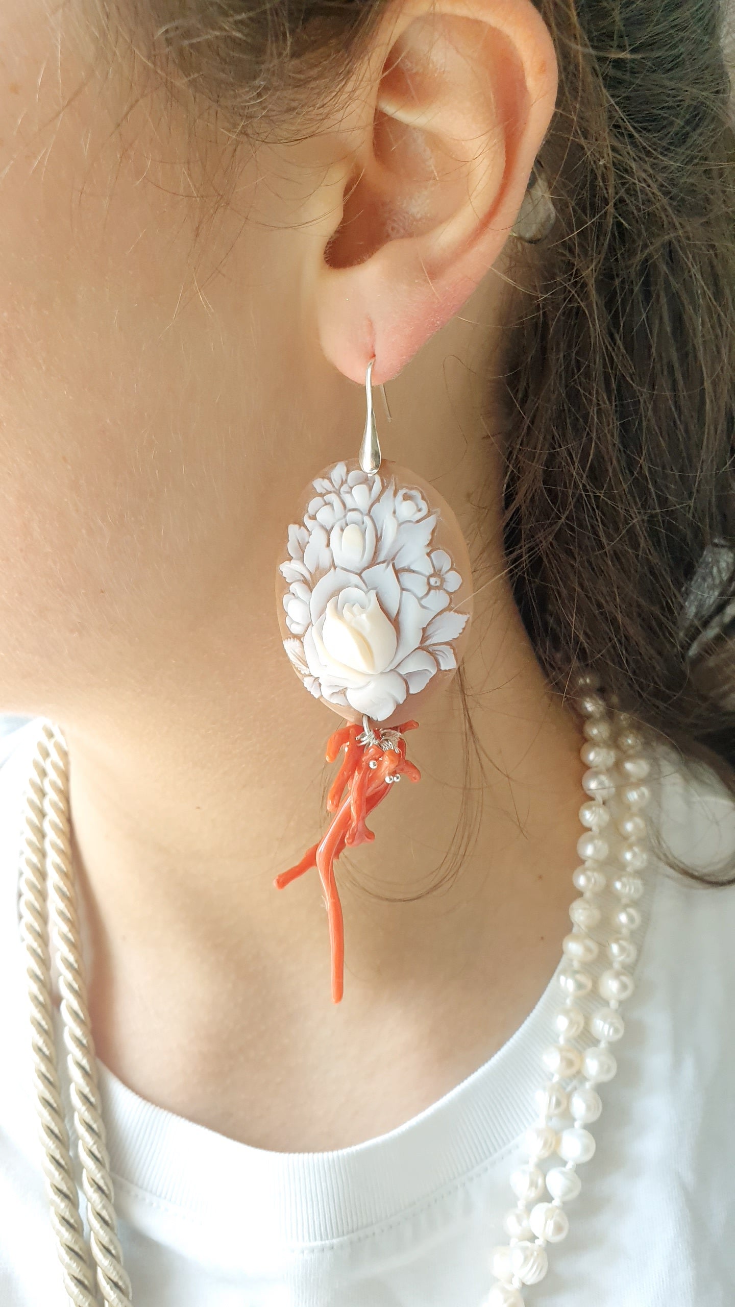 Orecchini in argento con cammeo, corallo, perla barocca.