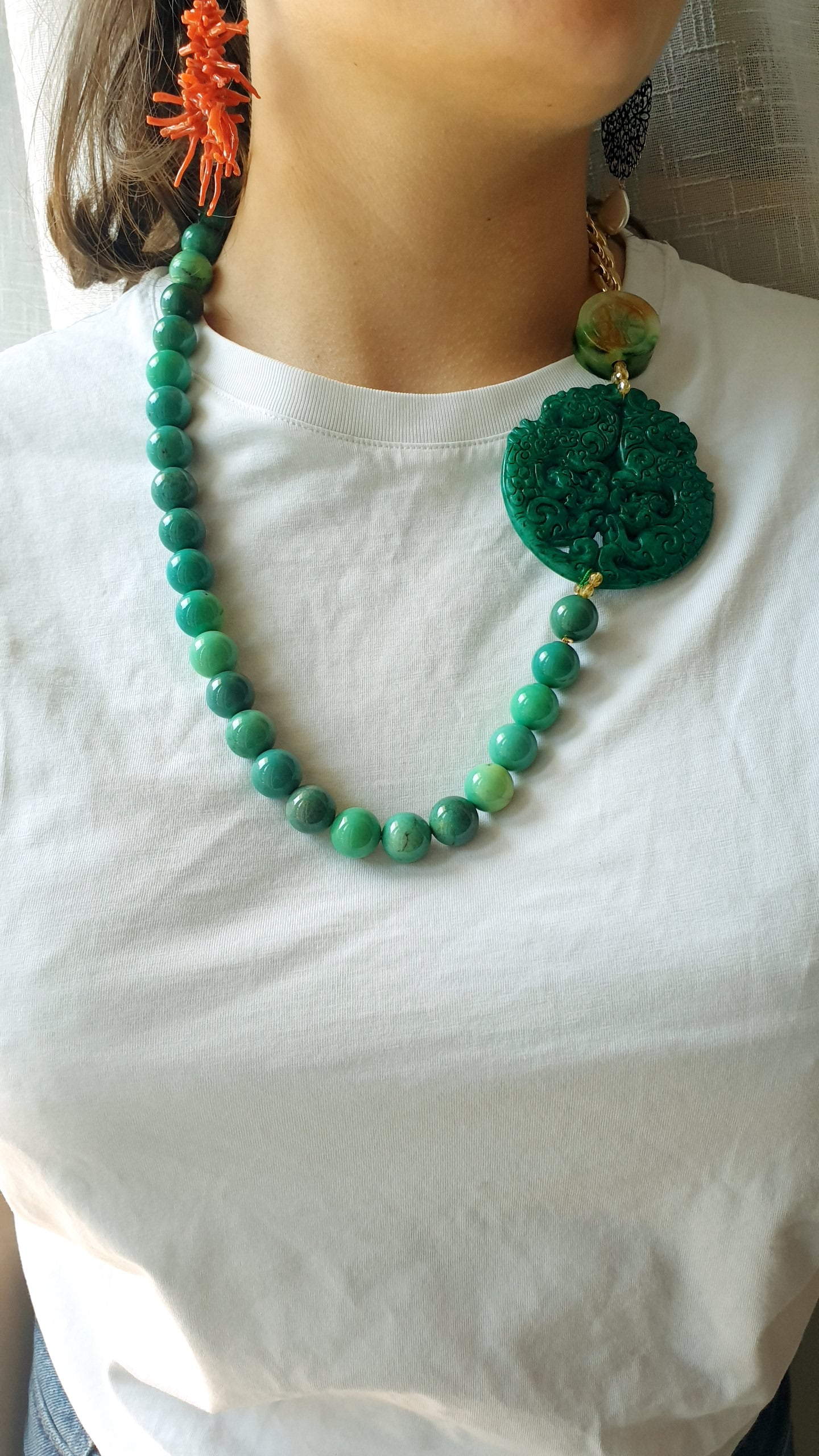 Lunga collana in crisoprasio con giade e catena.