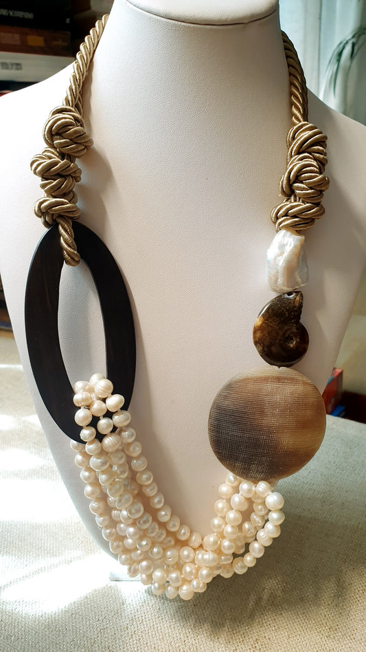 Lunga collana  in seta con ebano, perle di fiume, corno,m ammonite, perla barocca