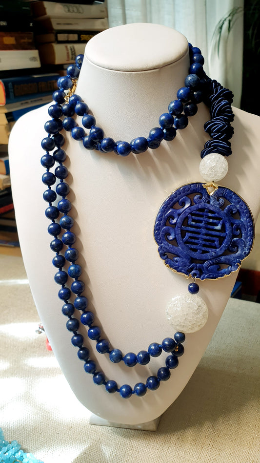 Lunga collana con lapislazzuli, giada, quarzo crack.
