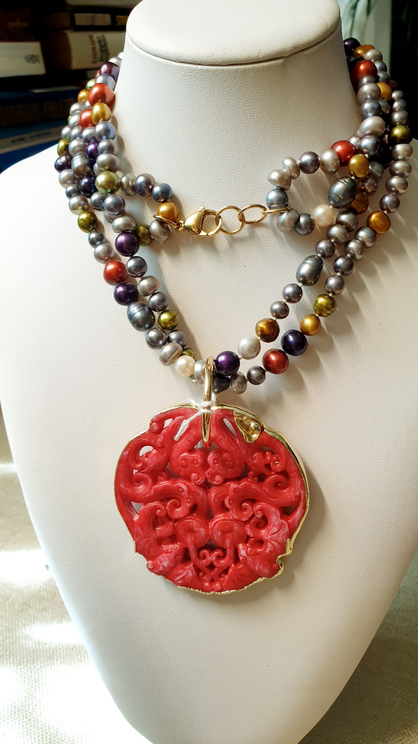 Lunga collana di perle con giada