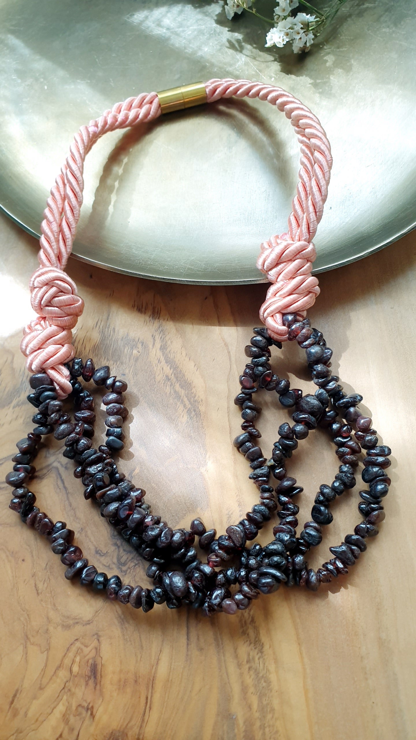 Seidenhalsband mit Halbedelsteinen oder Perlen.
