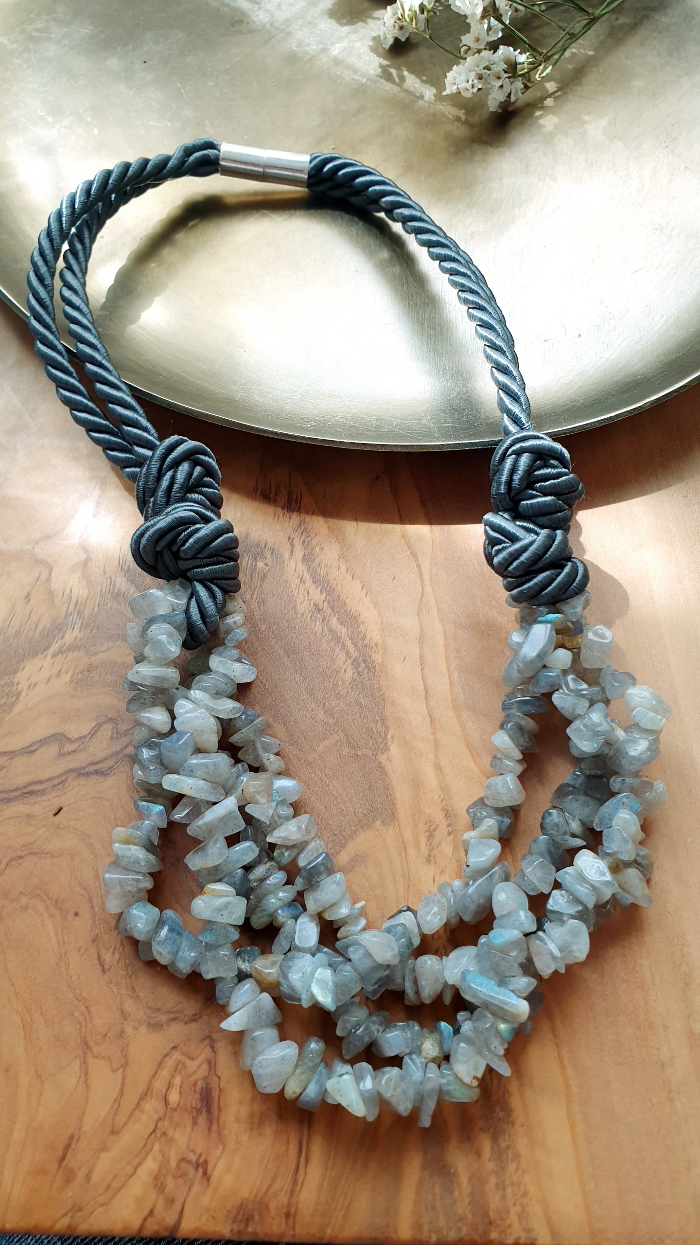 Seidenhalsband mit Halbedelsteinen oder Perlen.