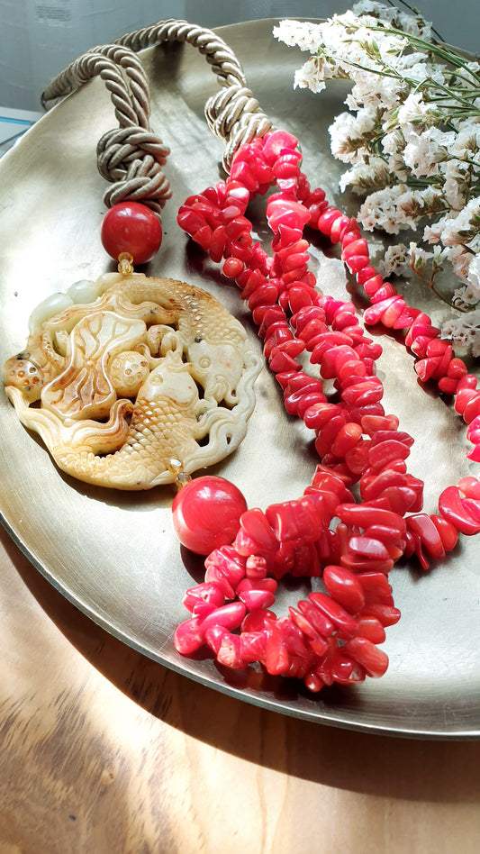 Splendida collana con giada, chips di corallo e sfere di corallo bamboo