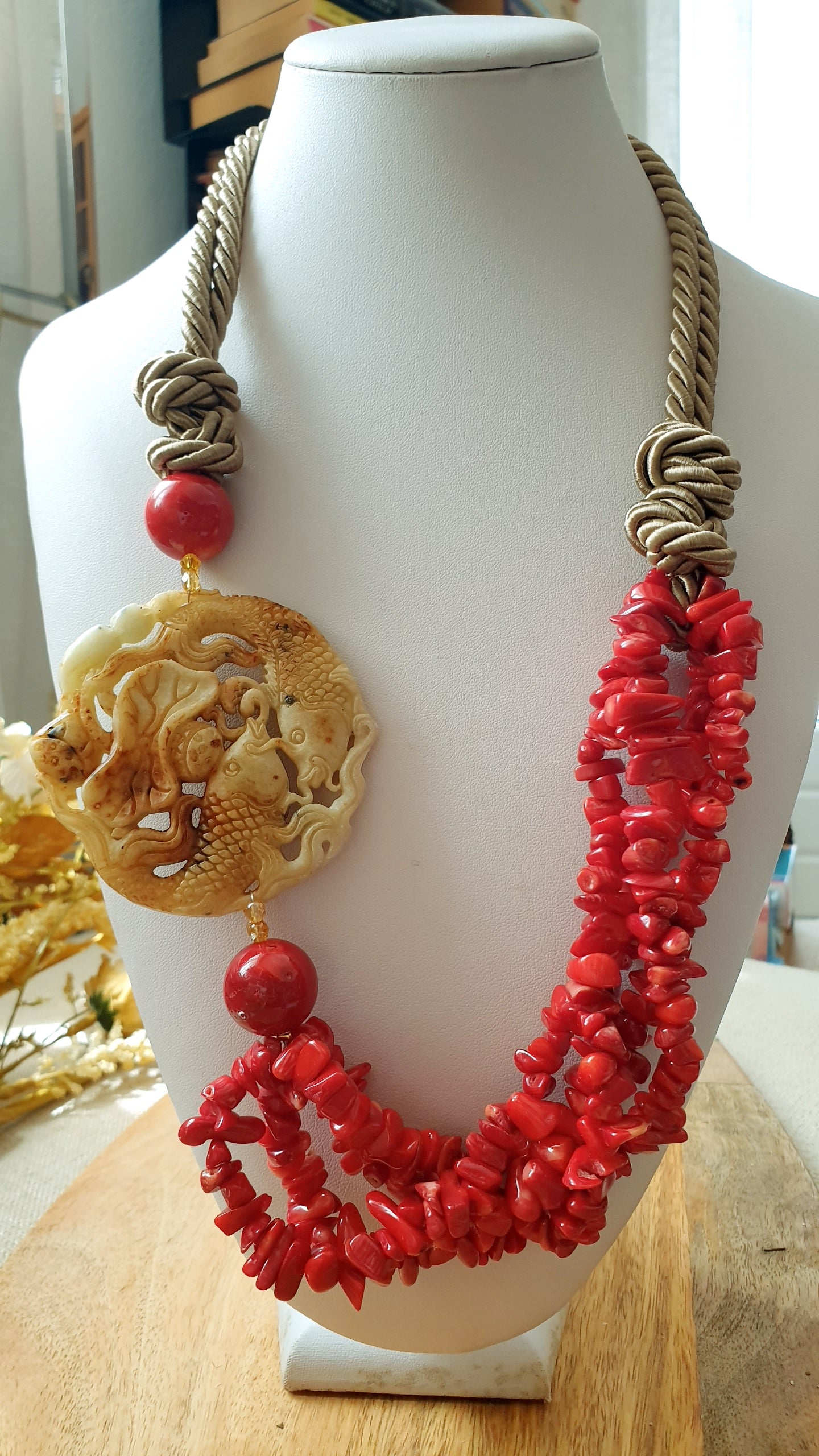 Splendida collana con giada, chips di corallo e sfere di corallo bamboo