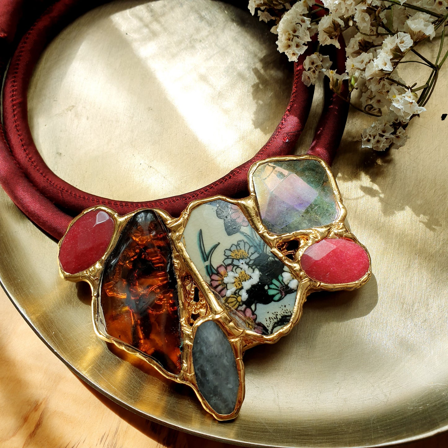 Girocollo in seta animata bordeaux con ambra, porcellana di Limoges, agate