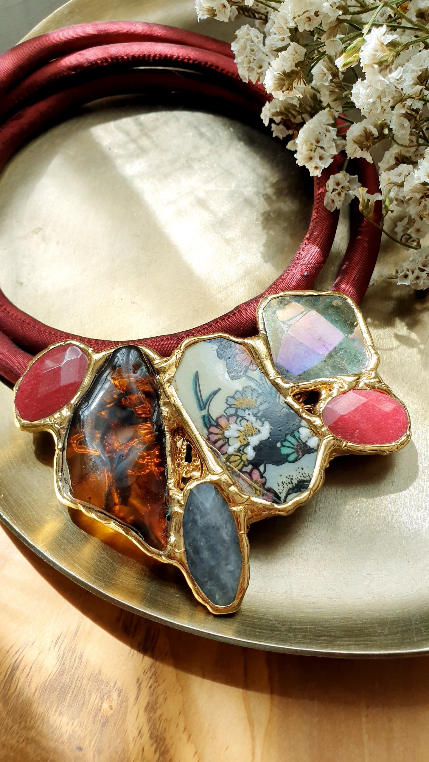 Girocollo in seta animata bordeaux con ambra, porcellana di Limoges, agate