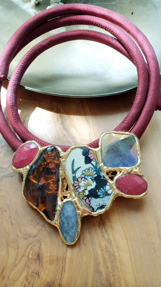 Girocollo in seta animata bordeaux con ambra, porcellana di Limoges, agate
