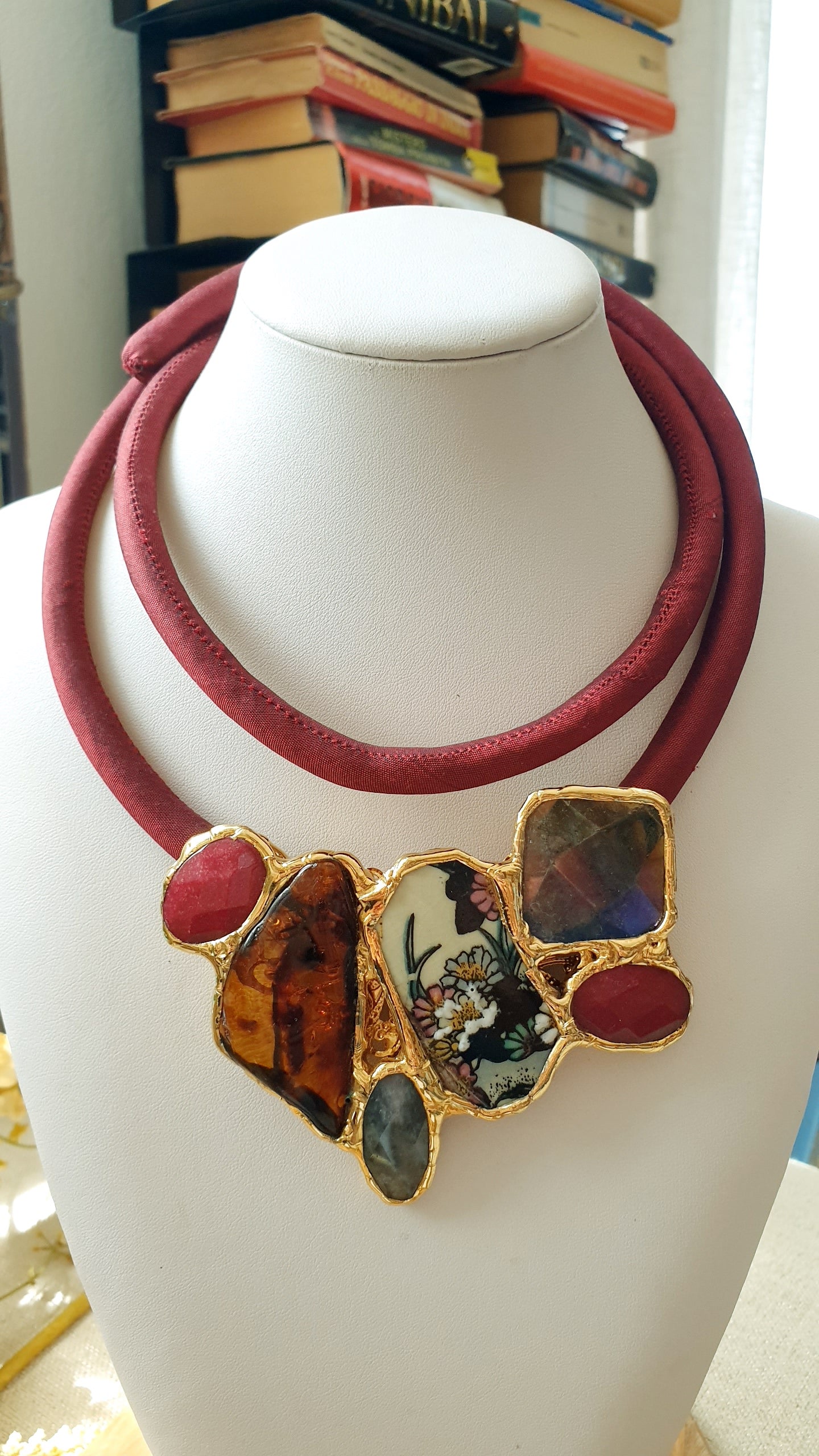Girocollo in seta animata bordeaux con ambra, porcellana di Limoges, agate