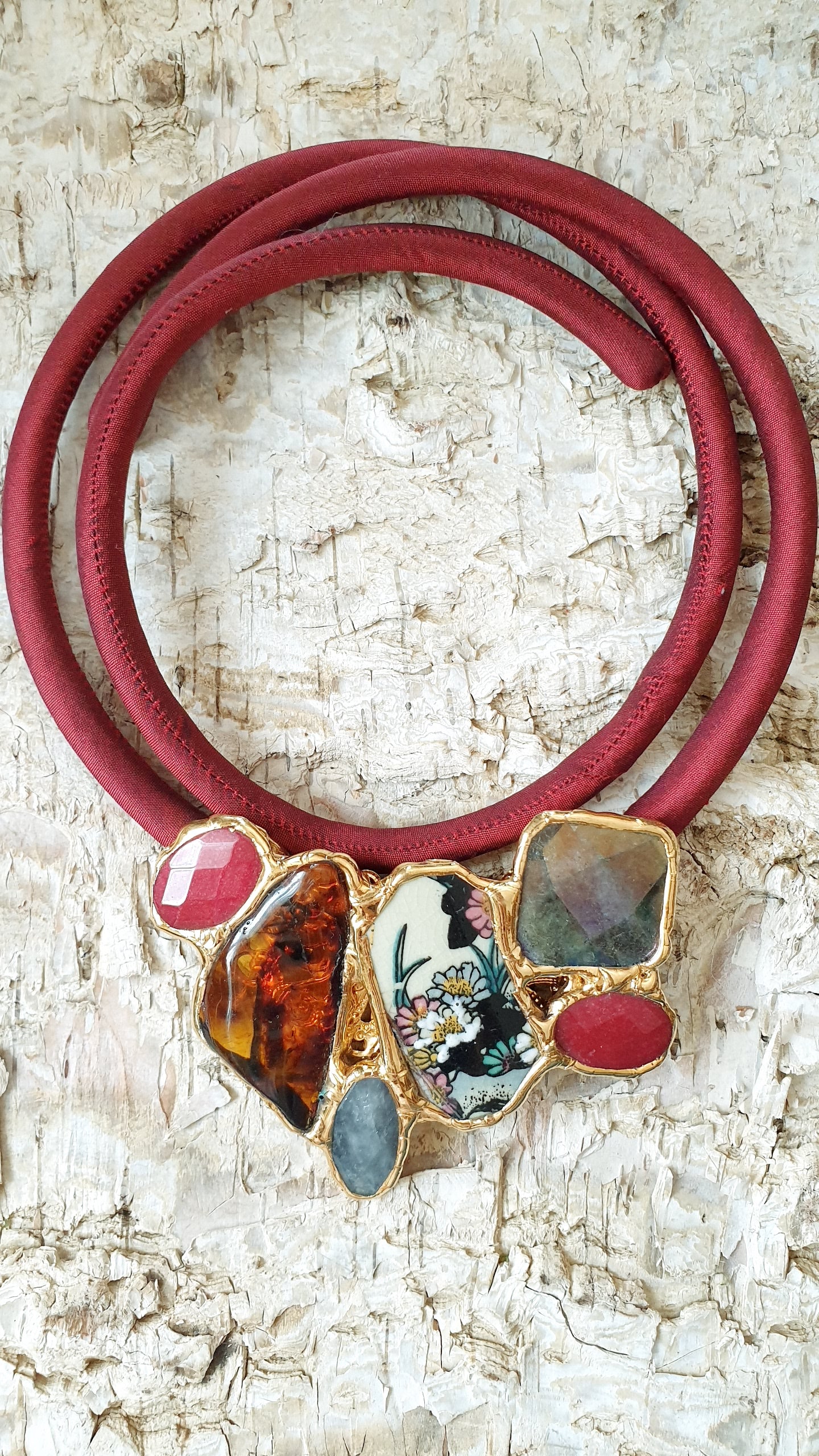 Girocollo in seta animata bordeaux con ambra, porcellana di Limoges, agate