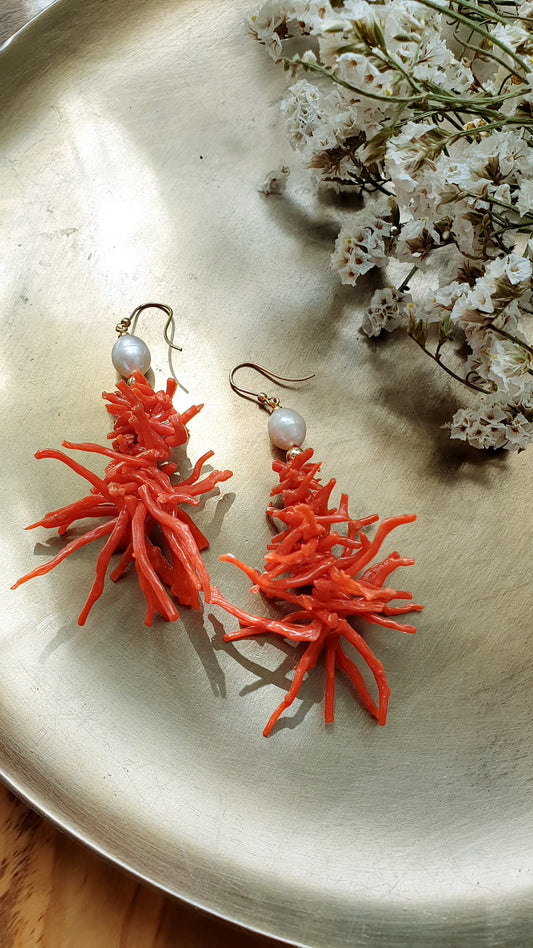 Orecchini in argento con rami di corallo italiano e perle
