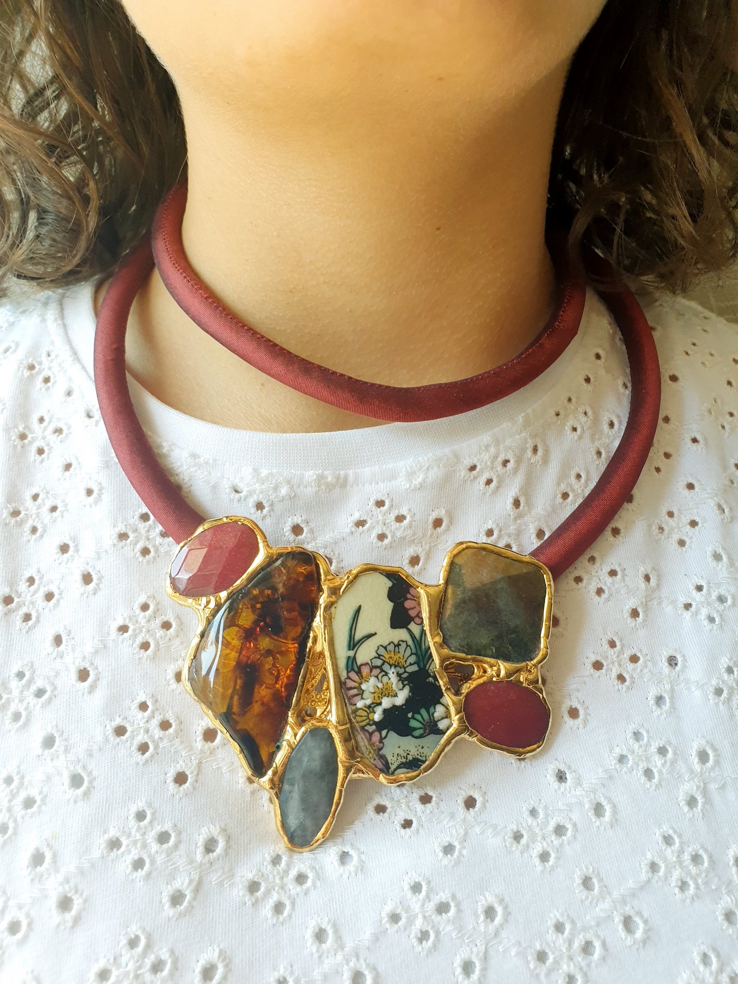 Girocollo in seta animata bordeaux con ambra, porcellana di Limoges, agate