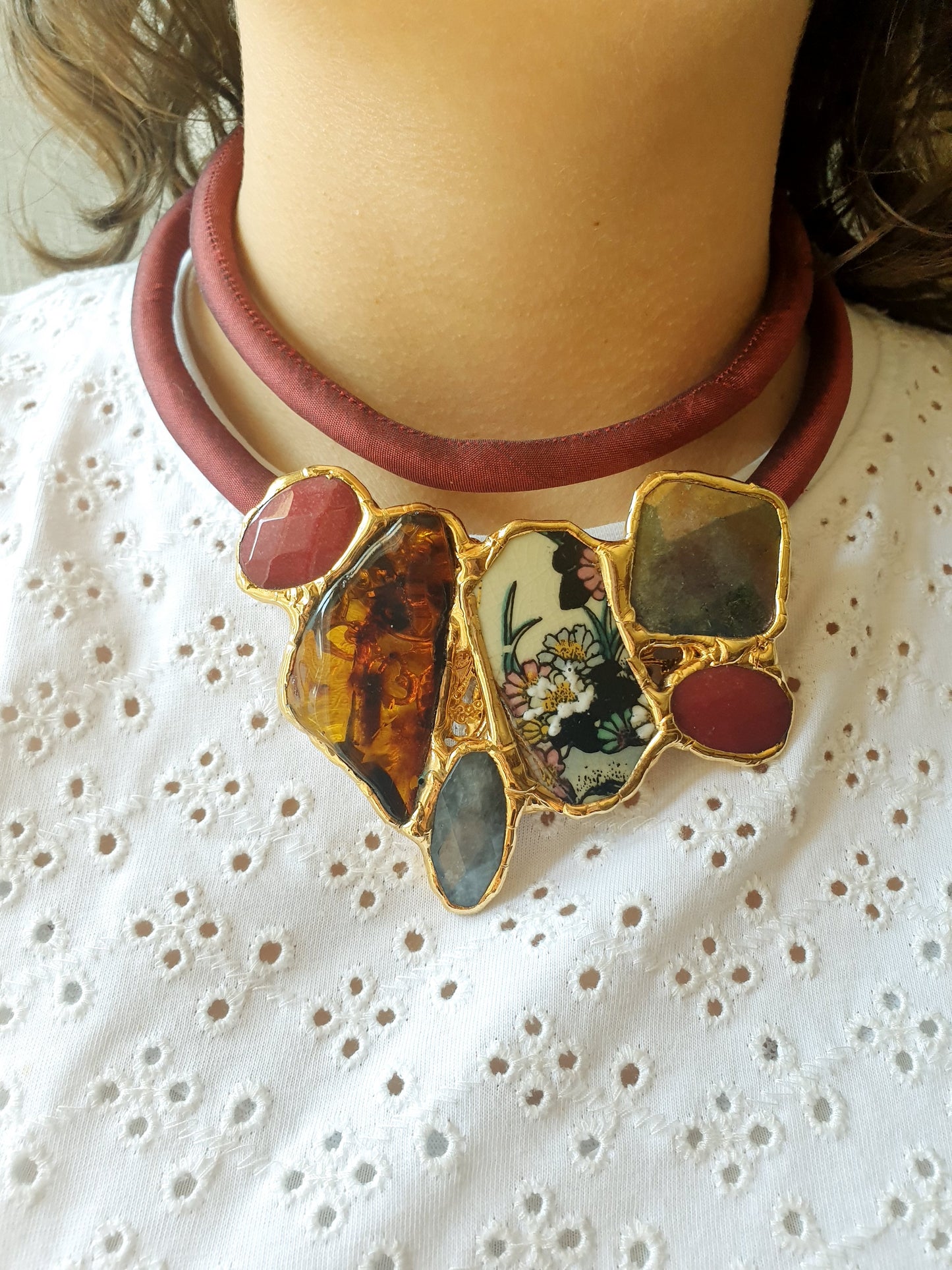 Girocollo in seta animata bordeaux con ambra, porcellana di Limoges, agate