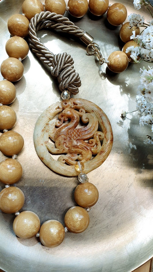 Lunga collana con sfere in resina, giada intagliata e cristalli miele
