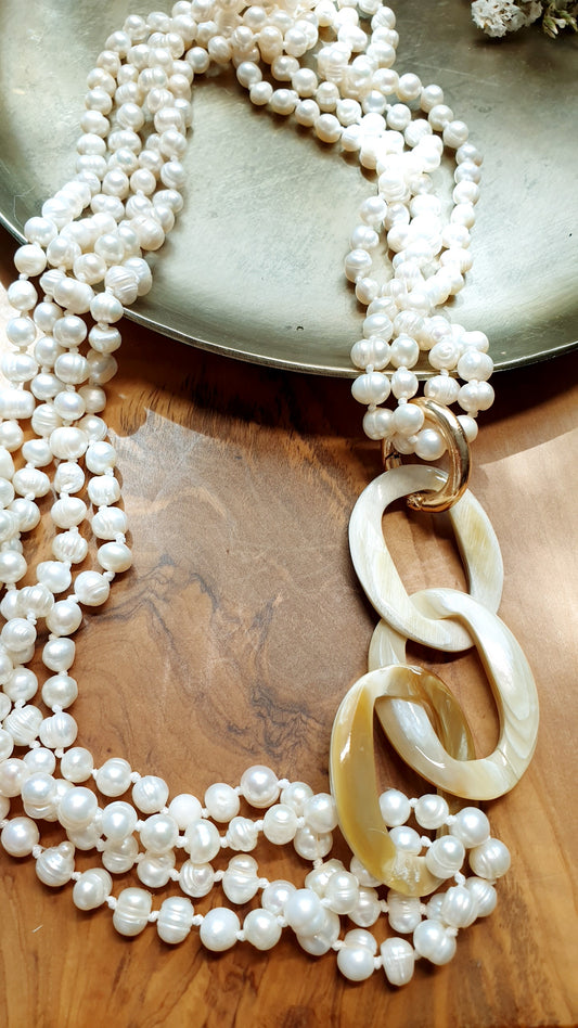 Lunga collana con perle di fiume e motivo in corno