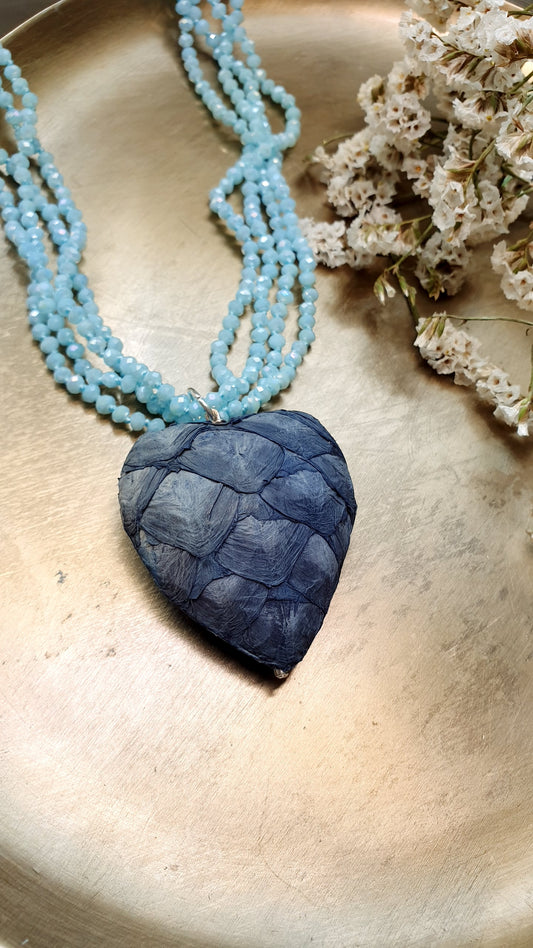 Girocollo in cristallini con cuore in resina