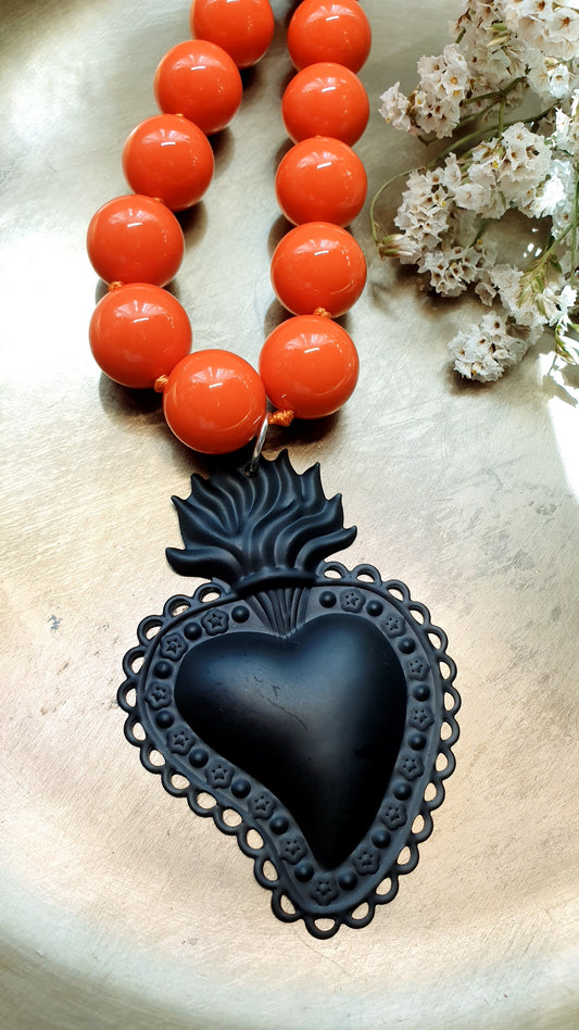 Girocollo in resina arancio con cuore sacro in metallo