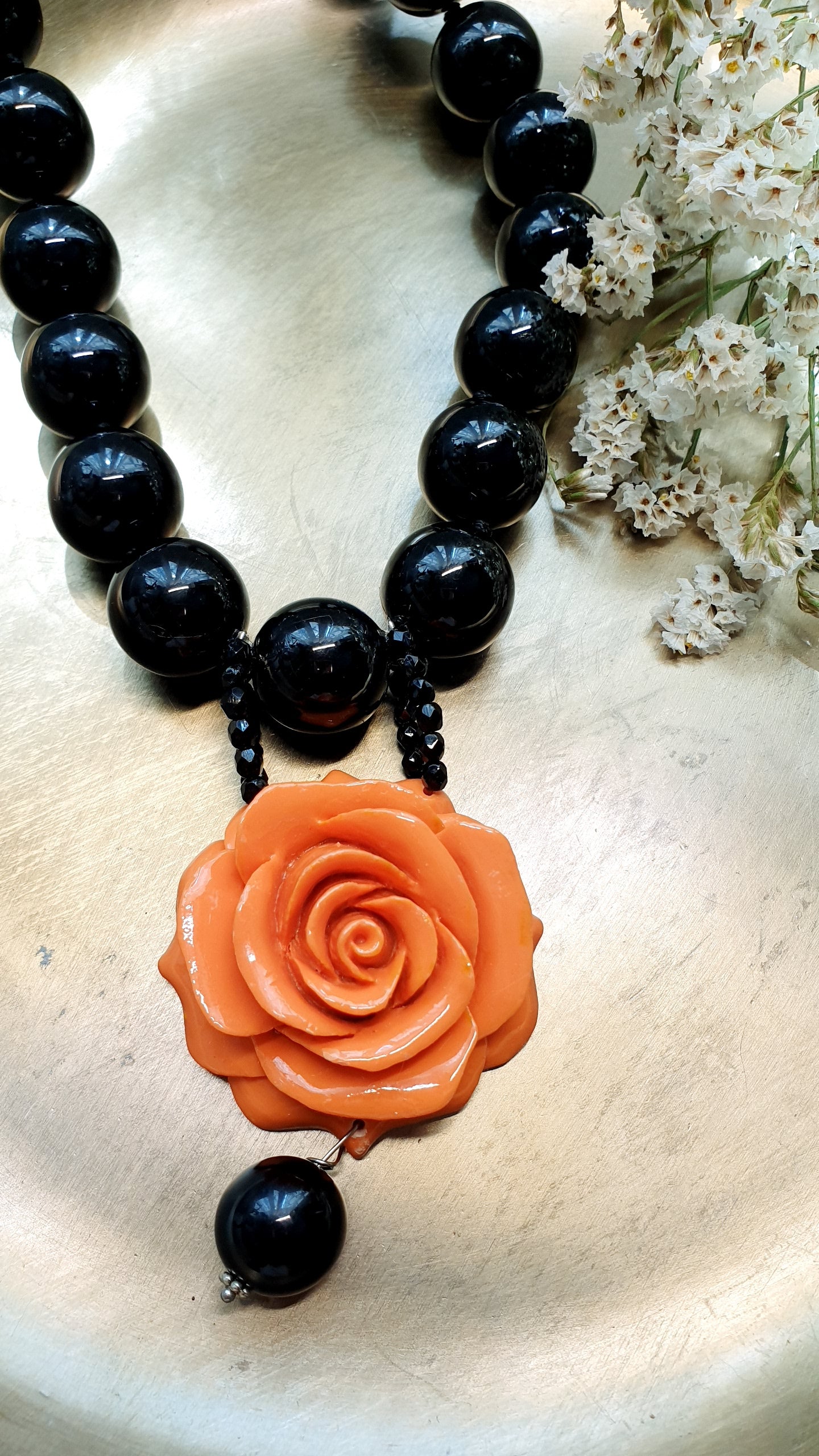 Girocollo in resina nera con rosa arancio