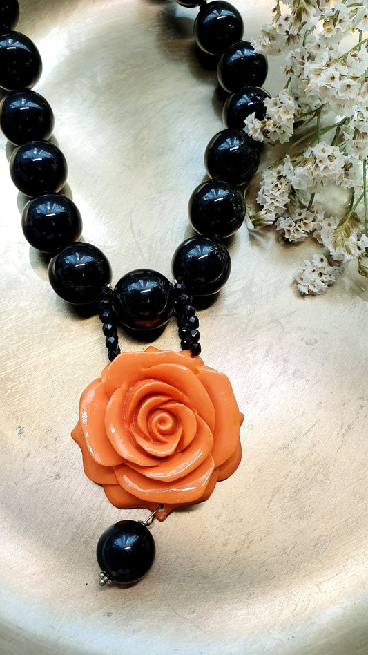 Girocollo in resina nera con rosa arancio
