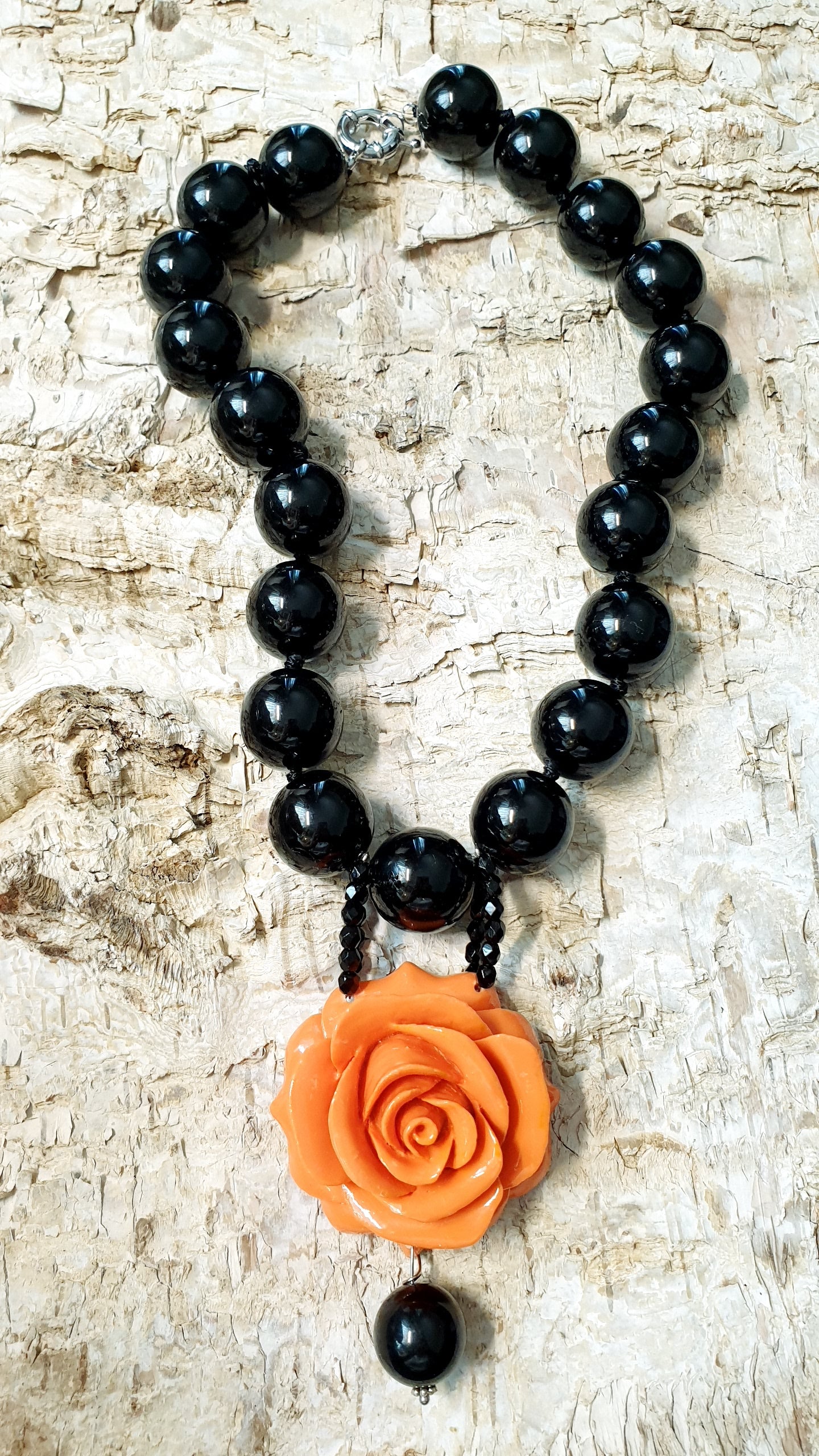 Girocollo in resina nera con rosa arancio