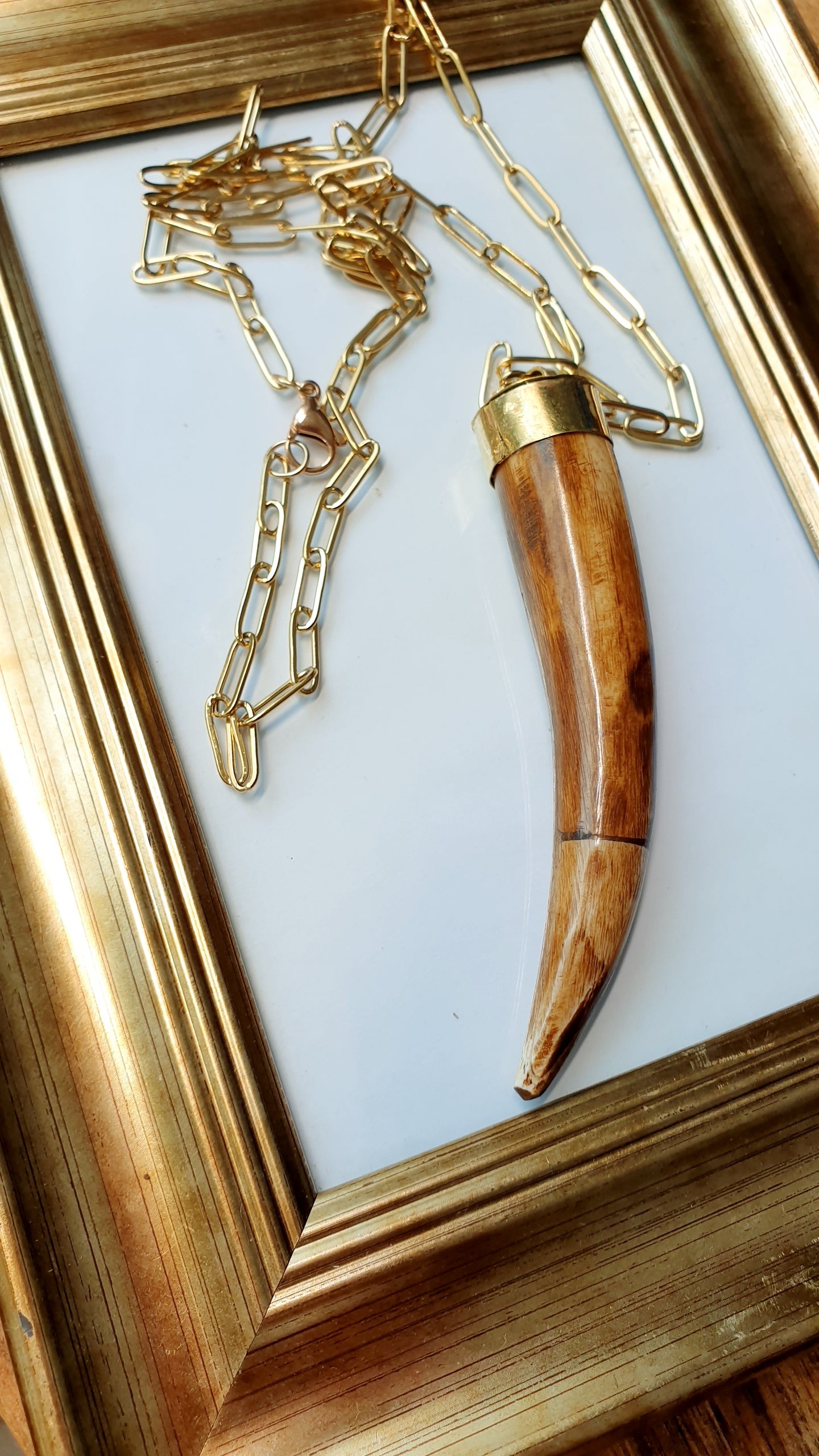 Lunga collana in acciaio con corno