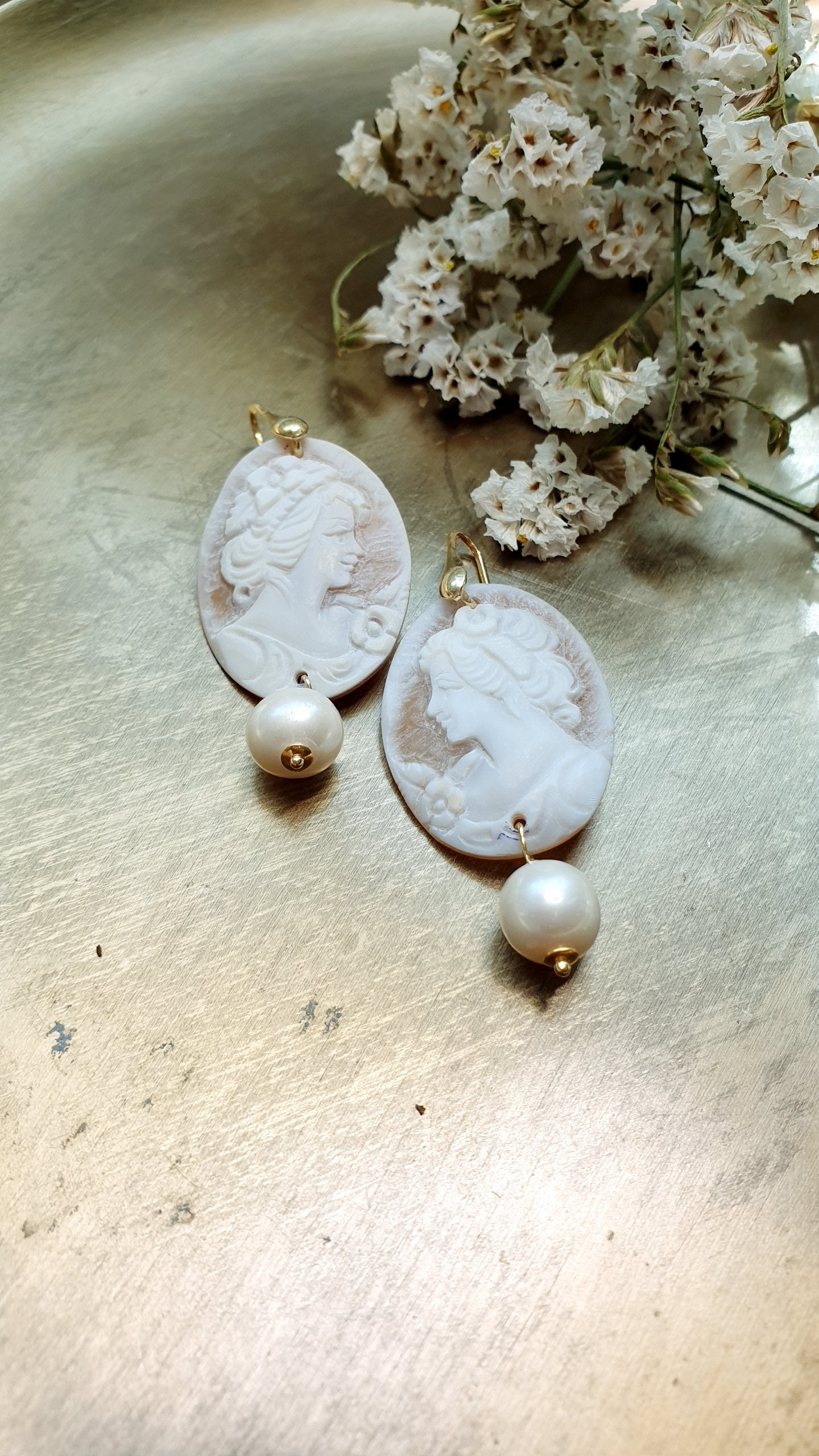 Orecchini in argento con cammei e perle