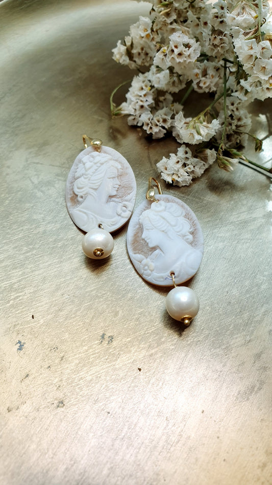 Orecchini in argento con cammei e perle