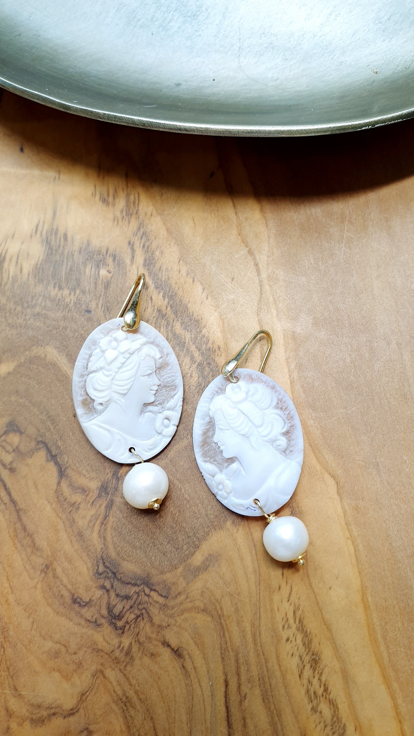 Orecchini in argento con cammei e perle