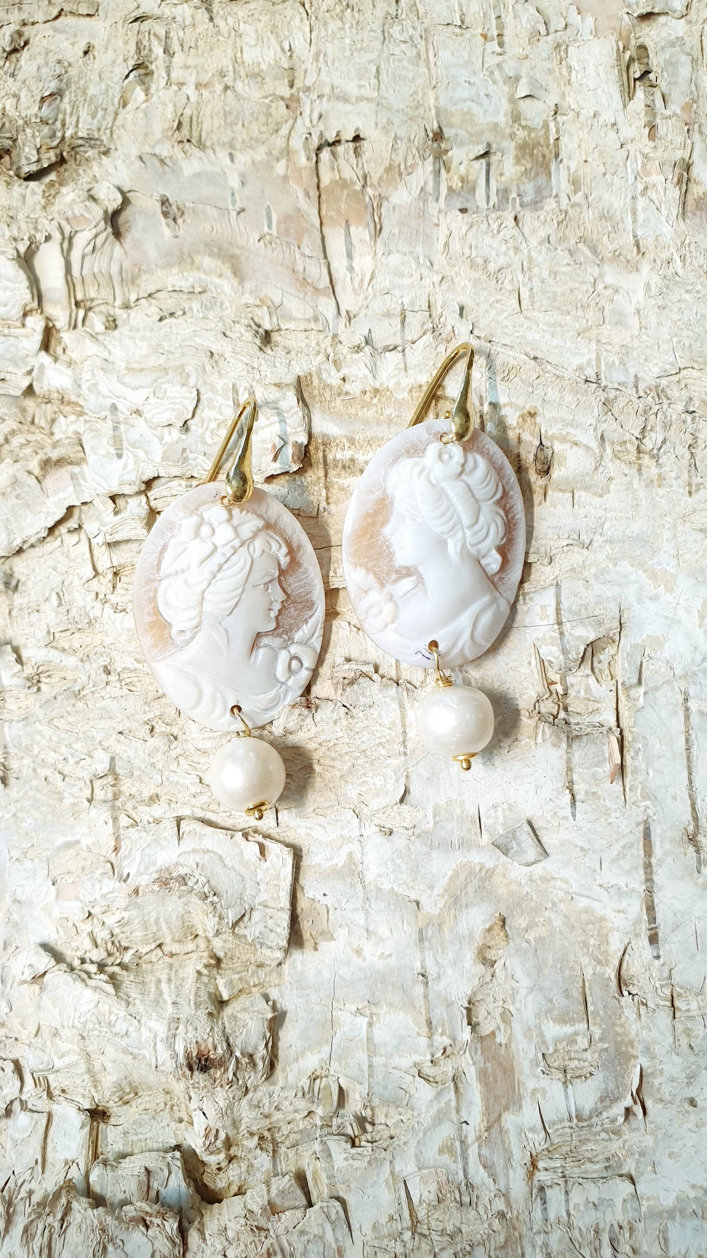 Orecchini in argento con cammei e perle