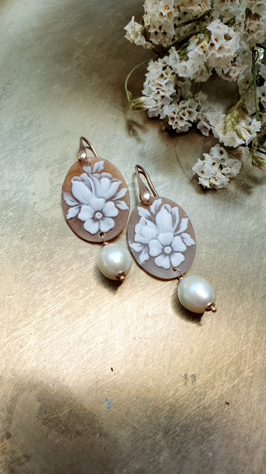Orecchini in argento con cammeo floreale e perle