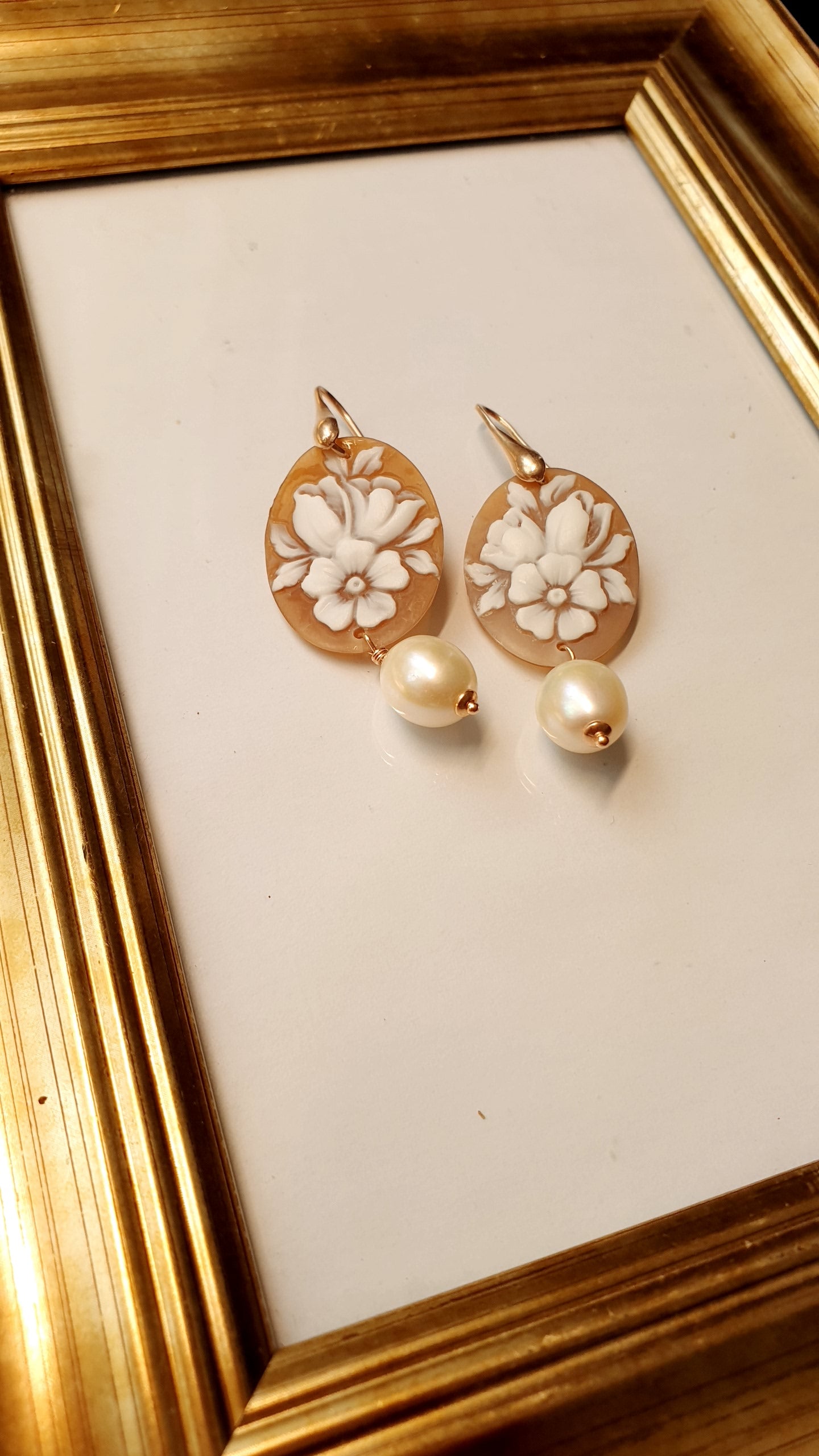 Orecchini in argento con cammeo floreale e perle