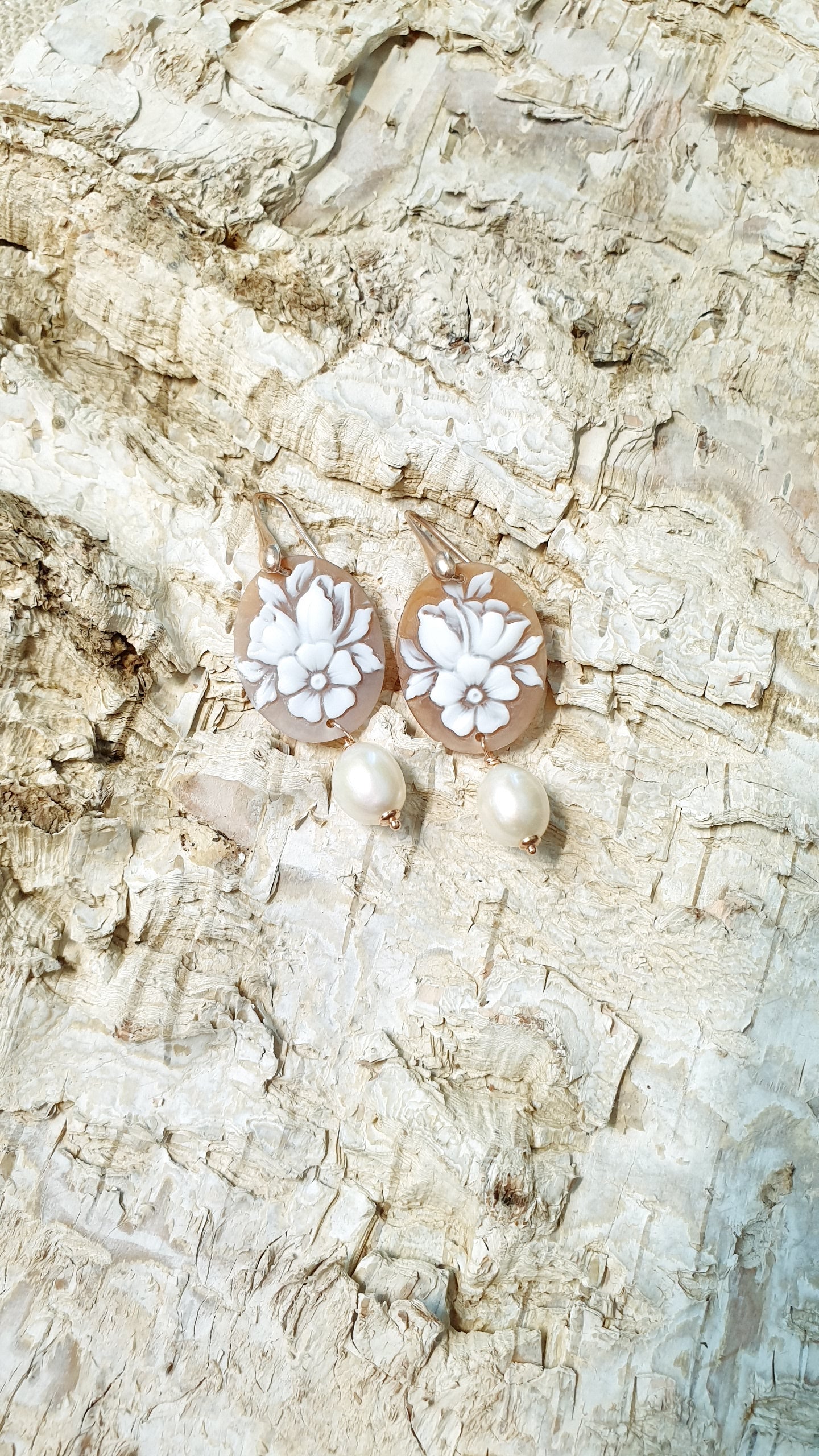 Orecchini in argento con cammeo floreale e perle