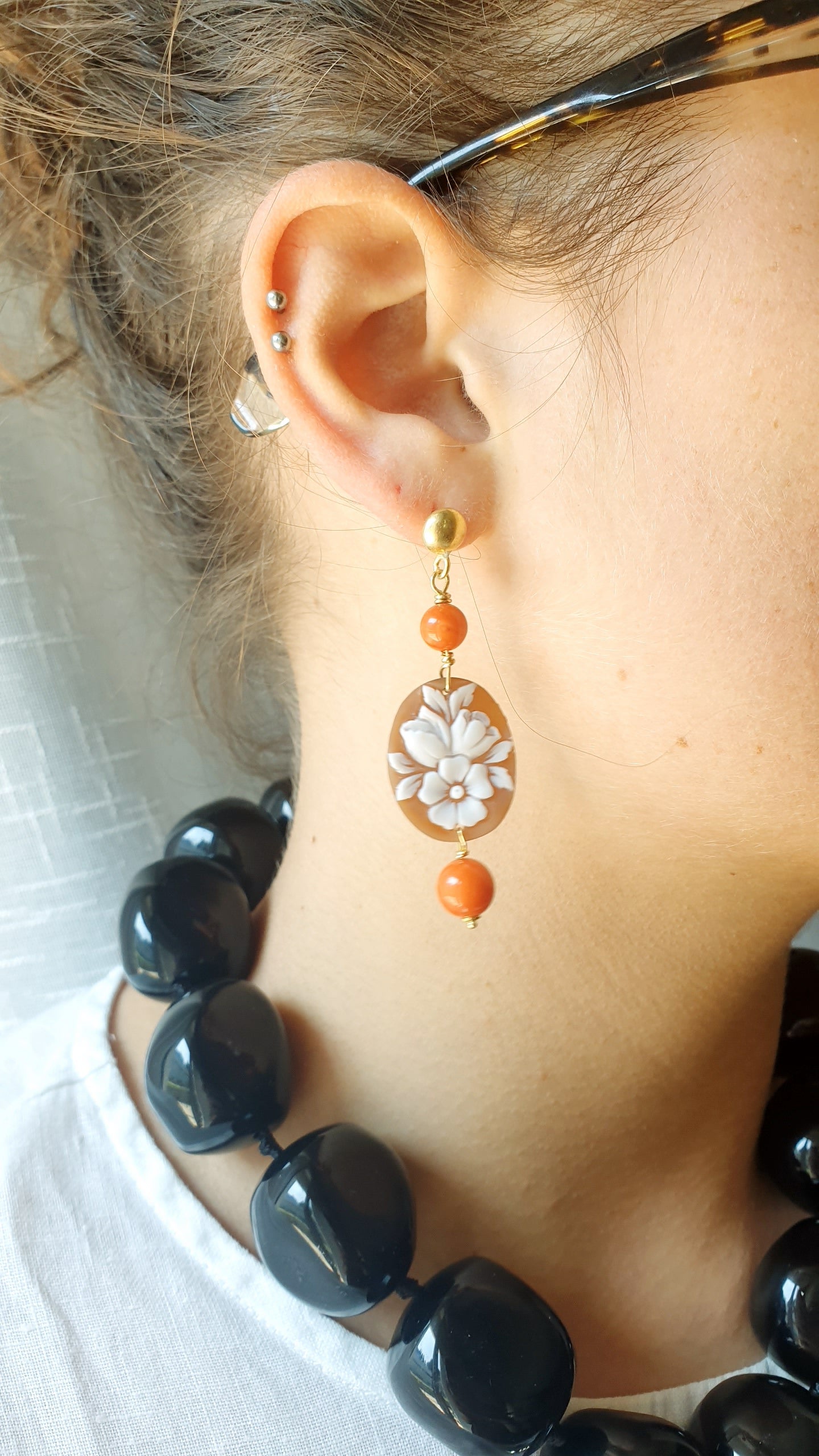 Orecchini in argento con cammeo e corallo