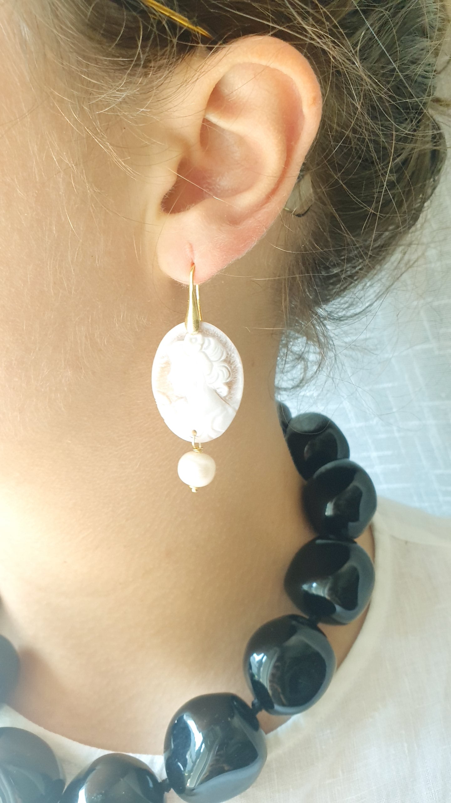 Orecchini in argento con cammei e perle