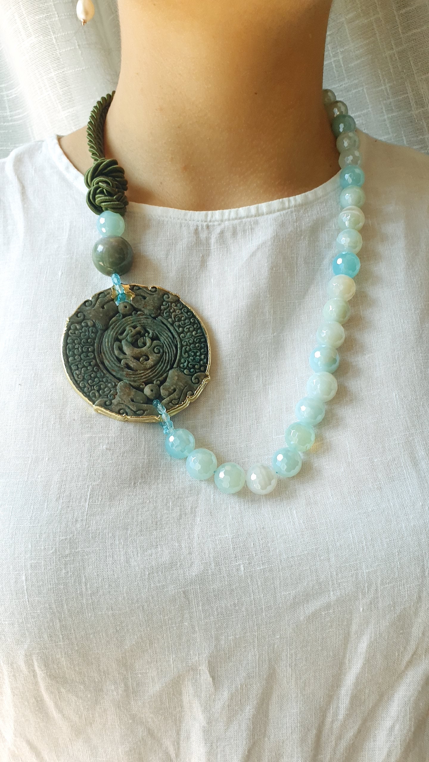 Lunga collana in seta con giada, agata, quarzo azzurro