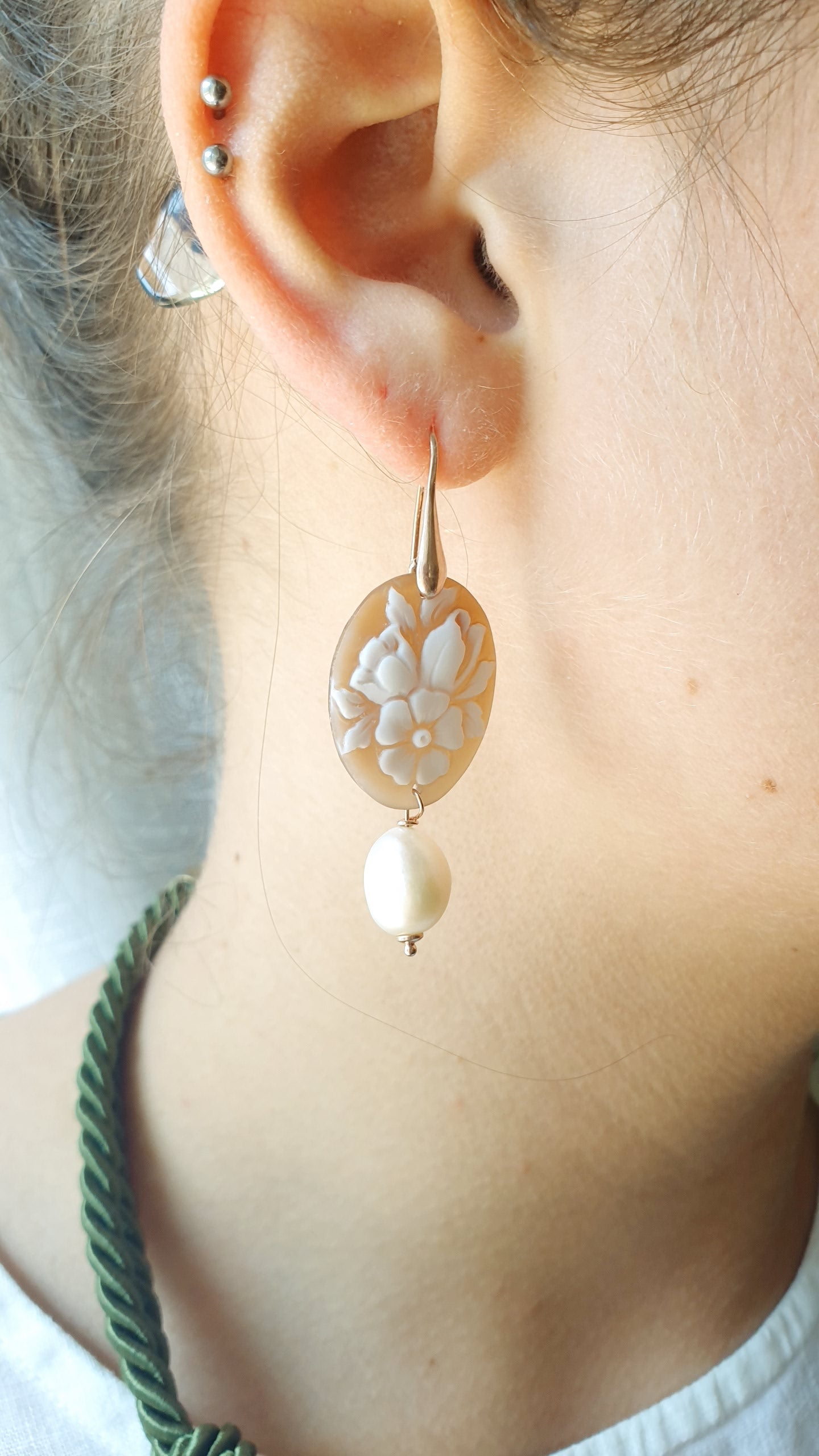 Orecchini in argento con cammeo floreale e perle