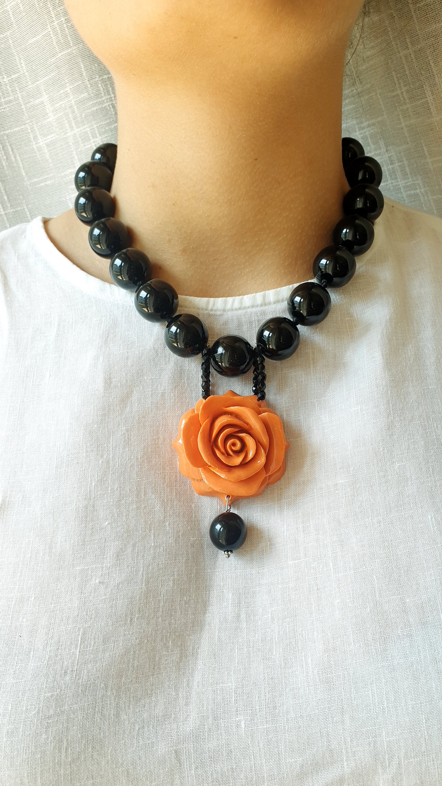 Girocollo in resina nera con rosa arancio
