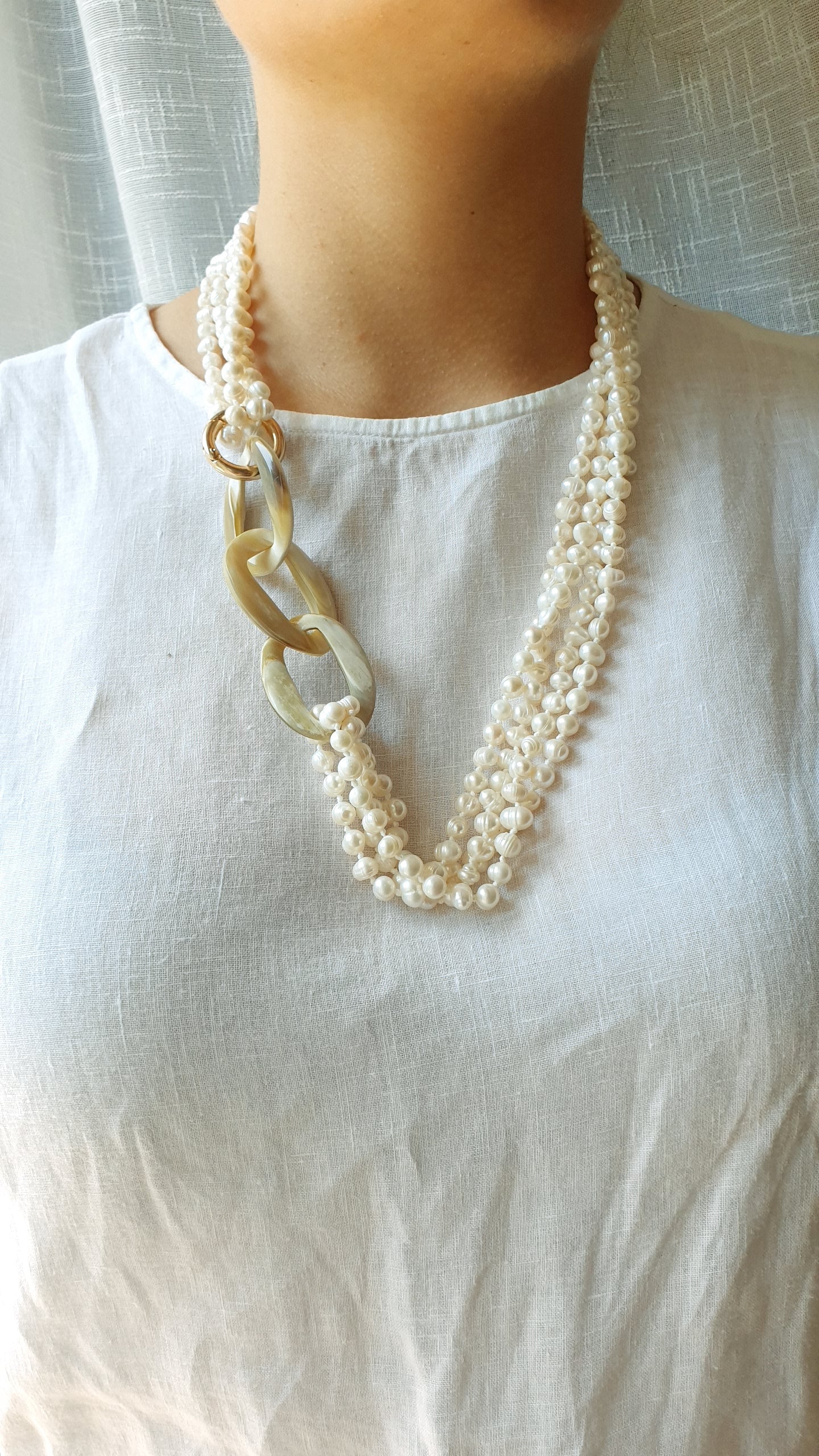 Lunga collana con perle di fiume e motivo in corno