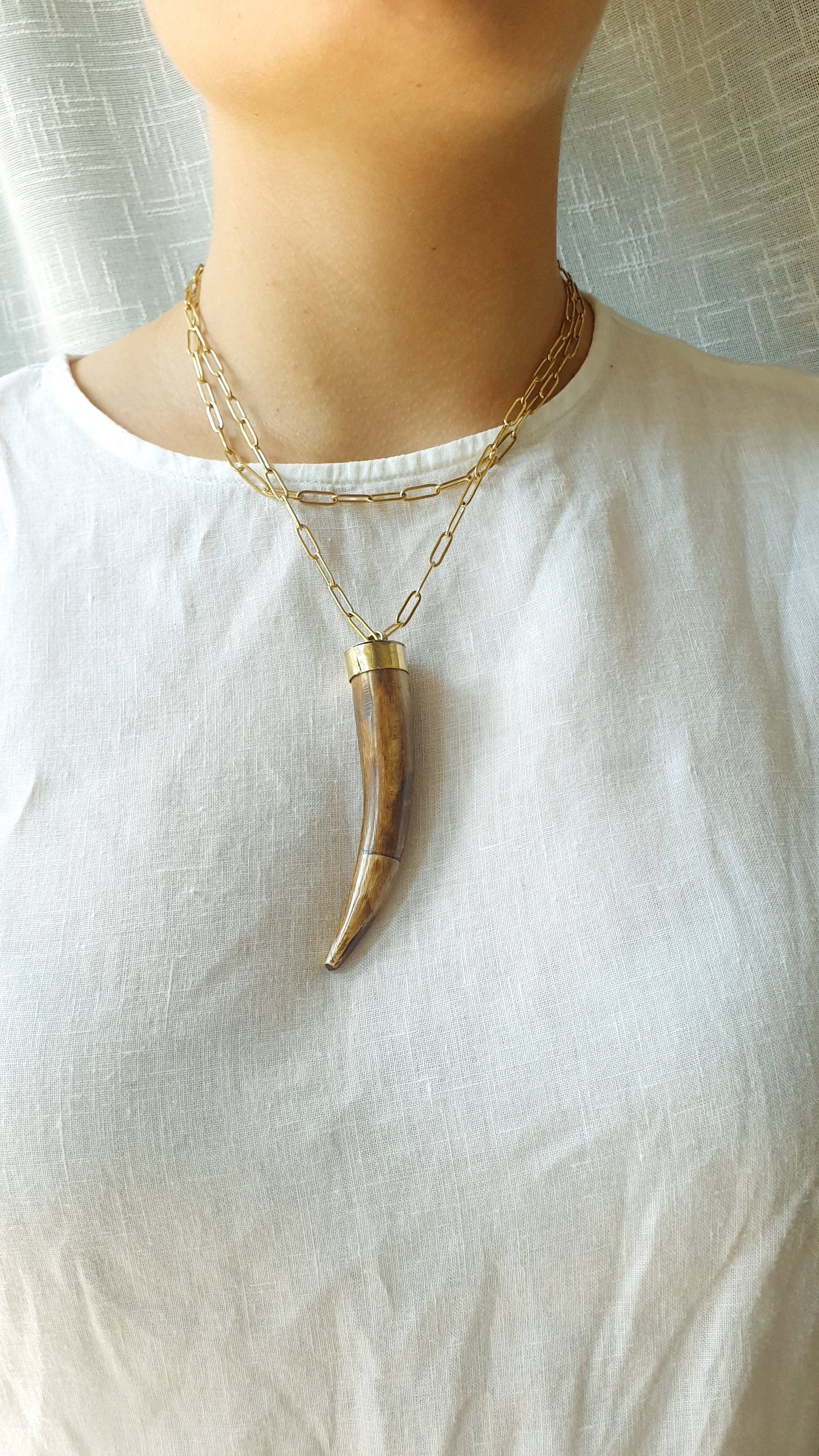 Lunga collana in acciaio con corno