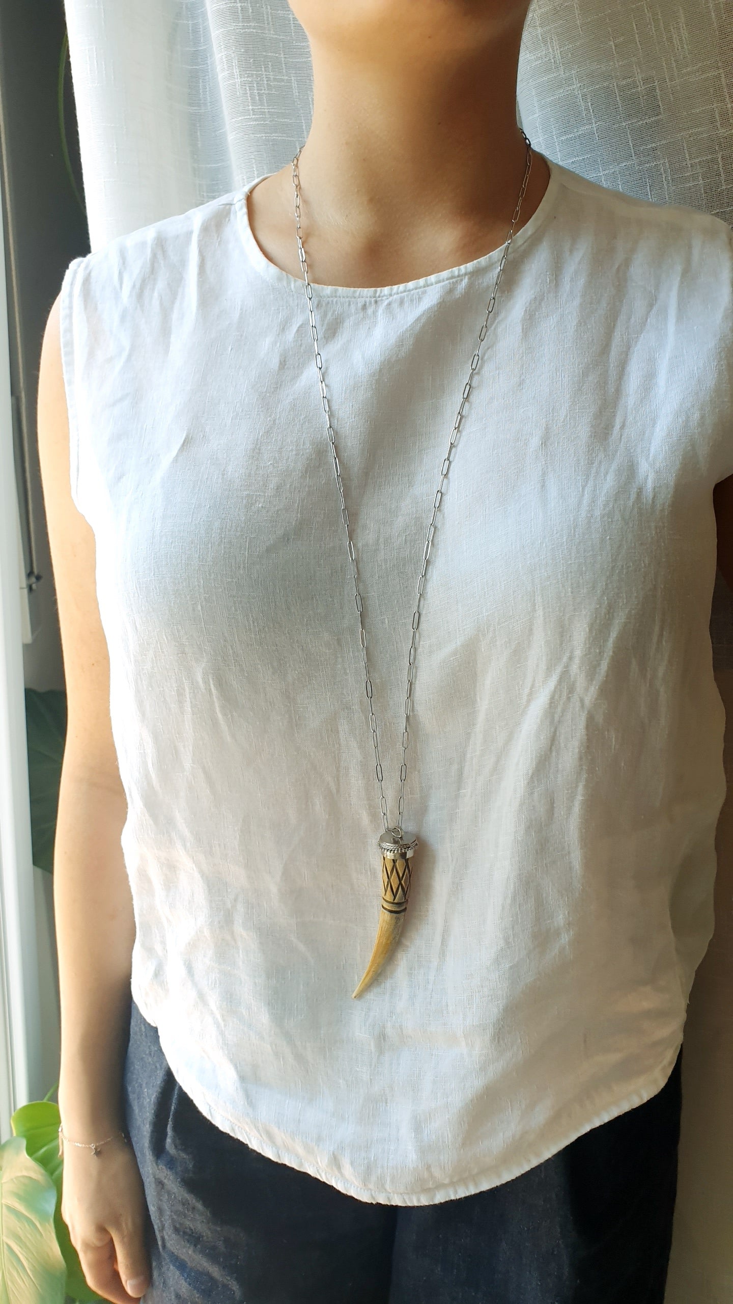 Lunga collana in acciaio con corno