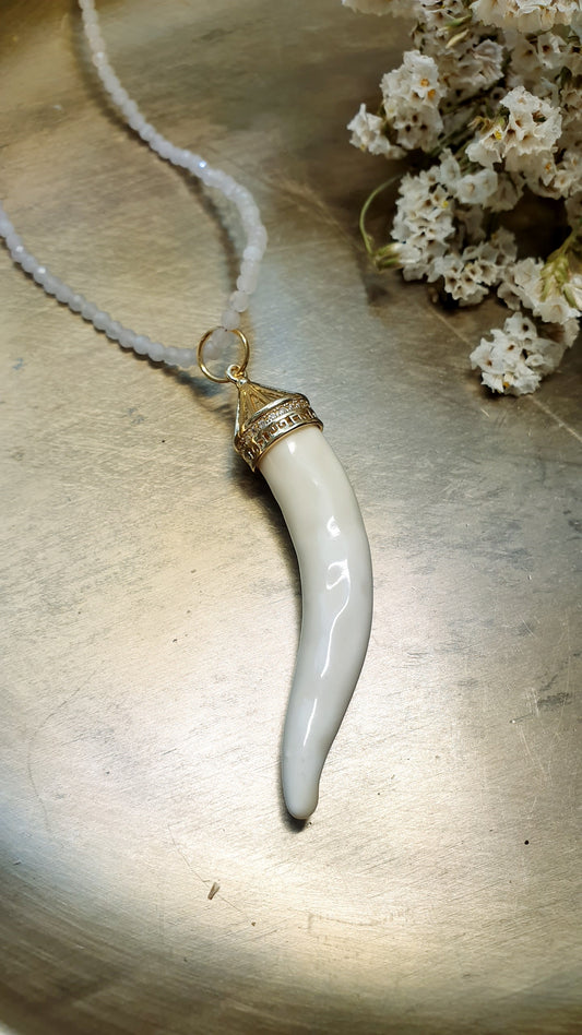 Collana in quarzo rosa con corno in ceramica