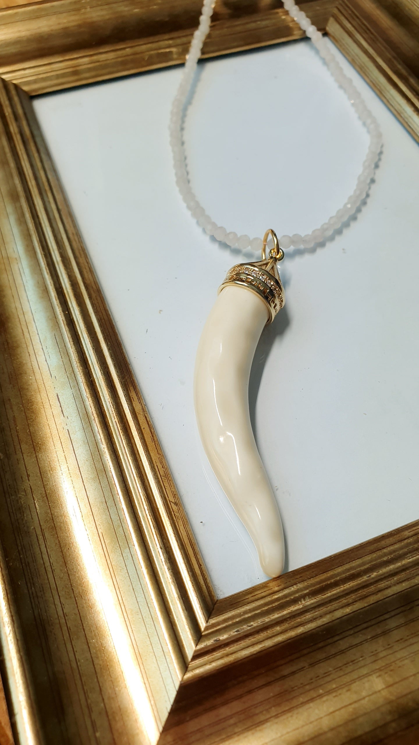 Collana in quarzo rosa con corno in ceramica