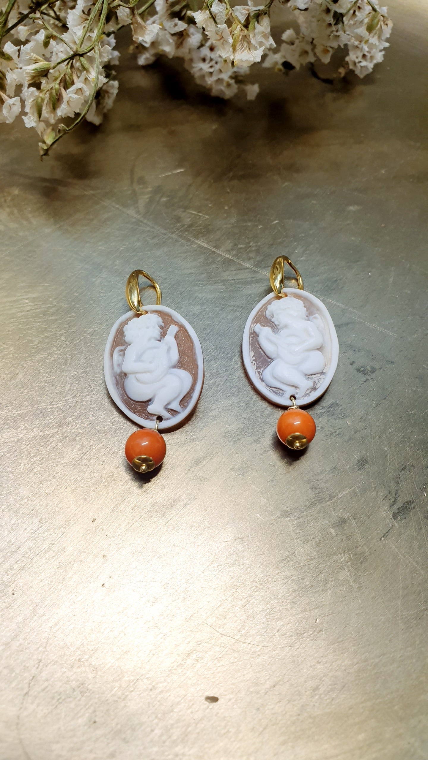 Orecchini in argento con cammei angeli e corallo